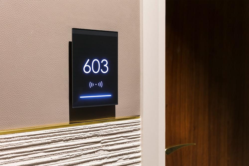 Maison Albar Hotels Le Pont-Neuf Paris Exterior foto A room number sign